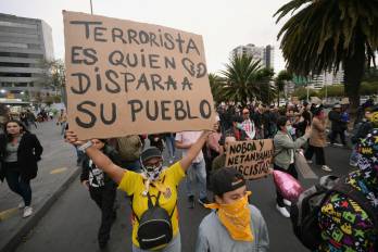 Un manifestante exhibe una pancarta que dice “Terrorista es quien dispara contra su propio pueblo”, durante una protesta antigubernamental en apoyo al paro nacional convocado por la CONAIE (la mayor organización indígena de Ecuador) en Quito el 2 de octubre.
