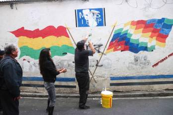 Fotografía del 10 de marzo de 2025 que muestra a una persona cubriendo el símbolo del partido Movimiento al Socialismo (MAS), en La Paz (Bolivia).