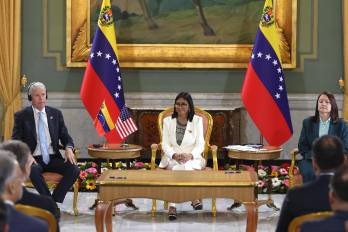 La presidenta encargada de Venezuela, Delcy Rodríguez (c), reacciona durante una reunión con el secretario de Energía de Estados Unidos, Chris Wright (i), este miércoles en Caracas.