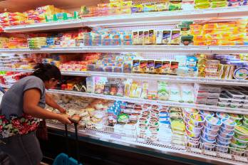 Canasta básica supera los $300 en supermercados: el alimento mensual cuesta casi la mitad del salario promedio
