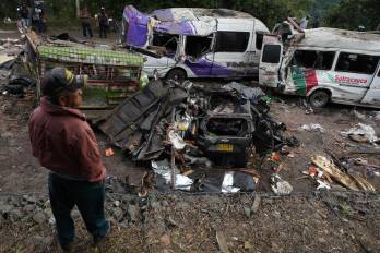 Fotografía de archivo del 26 de abril de 2026 que muestra vehículos destruidos por un atentado ocurrido en la Vía Panamericana, en Cajibío (Colombia).
