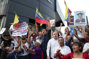 AME3436. CARACAS (VENEZUELA), 08/02/2026.- El opositor Juan Pablo Guanipa (c-d), cercano a la líder María Corina Machado, y el exconsejal Jesús Armas (c-i) participan en una manifestación tras ser excarcelados este domingo, en Caracas (Venezuela). Guanipa abogó por la reconciliación en Venezuela, pero, subrayó, con la verdad, una declaración que hizo horas después de ser excarcelado luego de estar detenido desde mayo de 2025. EFE/ Ronald Peña R