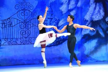 La ministra de Cultura Maruja Herrera participó de la puesta en escena de ‘El Cascanueces’.