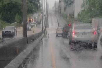Calles anegadas generan congestionamiento vehicular en Panamá