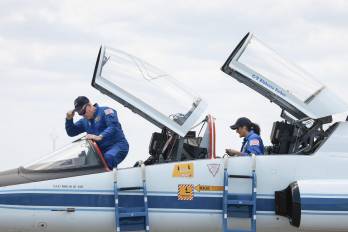 El comandante de pruebas de vuelo de la tripulación de Boeing de la NASA, Butch Wilmore (izq.), y la piloto Suni Williams llegan al Centro Espacial Kennedy en un avión T-38 el 25 de abril de 2024 en Cabo Cañaveral, Florida.