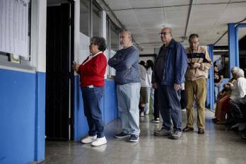 Ciudadanos acuden masivamente a votar en elecciones de Costa Rica