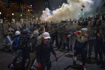 Manifestantes se enfrentan con integrantes de la Policía de Perú durante una protesta en Lima, Perú.