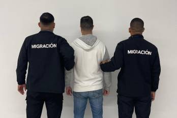 Estas verificaciones permiten identificar a viajeros que mantienen alertas o requerimientos de autoridades extranjeras.