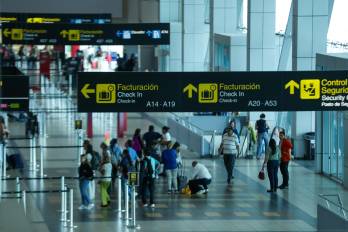 Viajeros se movilizan en la terminal 1 del Aeropuerto Internacional de Tocumen.