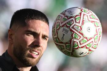 El portero de Argelia #23, Luca Zidane, observa el balón antes del partido de cuartos de final de la Copa Africana de Naciones (CAN) entre Argelia y Nigeria.