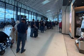 La situación mantiene a los usuarios en medio de incertidumbre al no contar aún con información precisa sobre sus itinerarios.
