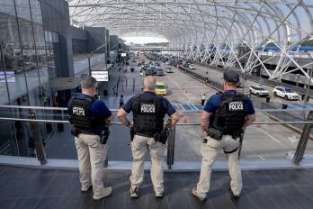 La escasez de personal ha provocado esperas de hasta varias horas, afectando a miles de pasajeros en aeropuertos del país.