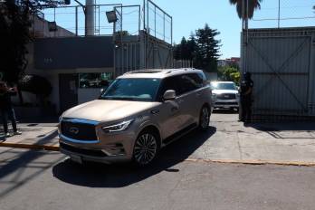 La carroza fúnebre que transporta los restos de Nemesio Oseguera “El Mencho” tras cumplir los protocolos forenses y legales establecidos por la Fiscalía General de la República de México.