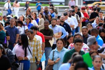 Panamá lidia con un mercado laboral presionado por el desempleo, la informalidad y el deterioro del poder adquisitivo. Esta imagen con largas filas de personas en la búsqueda de un empleo retrata la realidad de miles de panameños.