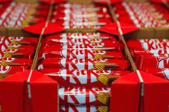Nestlé produce KitKat en varias plantas estratégicas de Europa, siendo Italia, Alemania y Reino Unido los principales centros de fabricación.