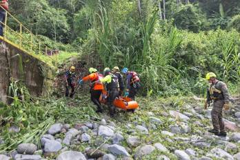 De acuerdo con los primeros informes, un ciudadano que se encontraba cerca del lugar logró sacar a la menor del agua tras percatarse de la emergencia