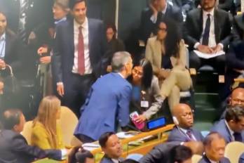 Delcy Rodríguez (der.), saludando al jefe del Gobierno español, Pedro Sánchez (izq.), durante la 81ª Asamblea General de Naciones Unidas.
