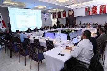 Miembros de la Comisión Nacional de Reformas Electorales durante la sesión en la que avanzaron en la fase final de revisión del Código Electoral.