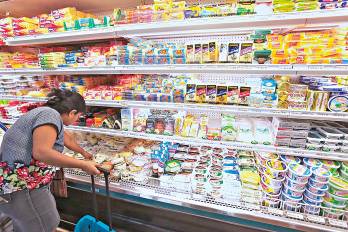 El Gobierno está evitando reducciones en la compra y producción de leche fresca nacional.