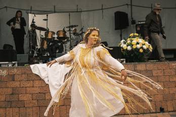 La artista Susana González Revilla desarrolla parte de su obra con acciones performativas, como esta en Bogotá (Colombia).