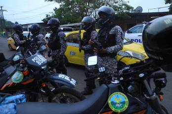 Las autoridades mantienen operativos de búsqueda en distintos sectores del país para localizar a los 53 privados de libertad que continúan prófugos.