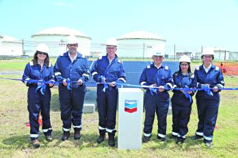 Representantes de Chevron y autoridades panameñas participaron en la colocación de la primera piedra de su nuevo proyecto solar en Bahía Las Minas.