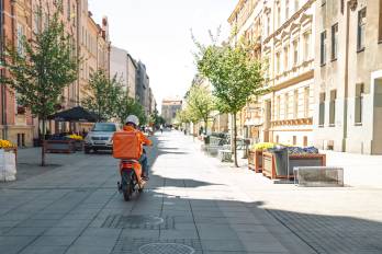 Motorizados de PedidosYa se mantienen en paro desde el 13 de abril en Panamá, exigiendo mejores tarifas y condiciones laborales tras denunciar una caída en sus ingresos.