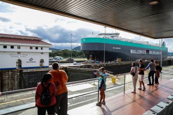 Un buque transita por las esclusas de Miraflores y Tinas de Cocoli del Canal de Panamá