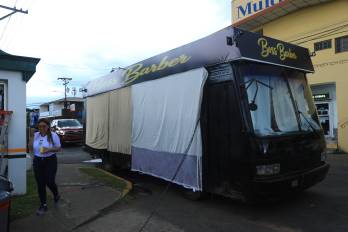 Ante este escenario, el bus barbería pasó a utilizarse como una sala de apoyo para la atención neonatal, poniendo sus instalaciones al servicio de las necesidades surgidas durante la contingencia.
