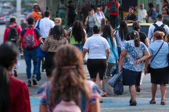 Se esperaría que a medida que el tamaño relativo de la fuerza laboral aumenta, la producción del país se expanda porque hay más personas trabajadoras y productoras.