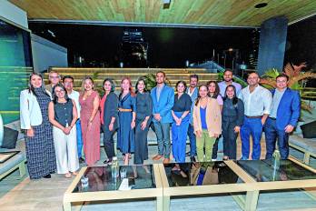 La colaboración entre el sector privado, la banca de desarrollo y los gobiernos es clave para acelerar proyectos de energía renovable.