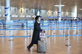 Un viajero en el aeropuerto de Ben Gurion.