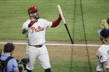 Kyle Schwarber celebra la victoria de la Liga Nacional sobre la Americana por 4-3 en el primer Juego de Estrellas.