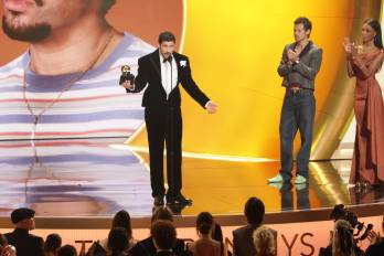 El rapero puertorriqueño Bad Bunny (C) acepta el premio al Álbum del Año en el escenario durante la 68ª ceremonia anual de los Premios Grammy en el Crypto.com Arena de Los Ángeles, California, EE.UU., el 1 de febrero de 2026. EFE/EPA/CHRIS TORRES