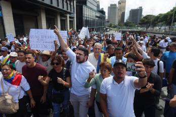 Personas participan en una manifestación para exigir el regreso de la líder de la oposición y premio nobel de la paz María Corina Machado a Venezuela, este jueves en Caracas (Venezuela).