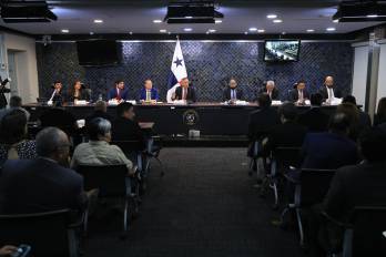 Miembros de la Comisión de Economía y Finanzas de la Asamblea Nacional durante el primer debate del proyecto de ley No. 289.