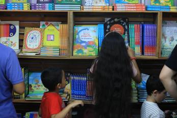 El debate comienza a centrarse en qué hacen los niños cuando están frente a una pantalla y qué actividades dejan de realizar para permanecer en ella.