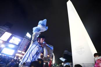 El Obelisco de Buenos Aires se mantiene vallado como parte de las medidas de seguridad dispuestas en Argentina.