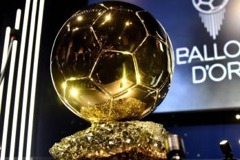 Valorado en más de 3 000 euros y esculpido en forma de balón reglamentario, la esfera dorada se entregará en noviembre.
