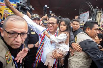 El candidato a la presidencia del Perú por el partido Juntos por el Perú, Roberto Sánchez (d), junto a su hija sale de una misa este domingo, durante la segunda vuelta de las elecciones presidenciales, en la provincia de Huaral (Perú).