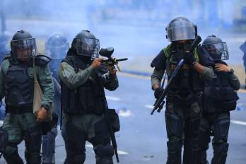 Policía Nacional lanza gases lacrimógenos frente a la Universidad de Panamá.