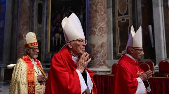 El cardenal decano del Colegio Cardenalicio, Giovanni Batista Re.