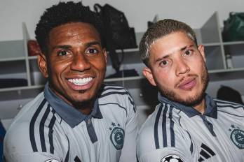 Los futbolistas panameños César Blackman y Cristian Martínez.