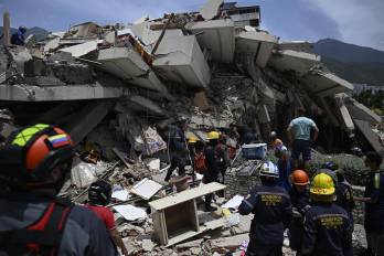 El número de fallecidos por los sismos, de magnitud 7.2 y 7.5, asciende a al menos 188, con más de 1520 heridos.