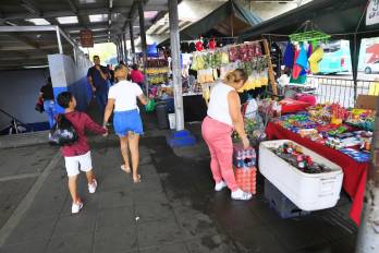 La suspensión de desalojos y la mesa de diálogo buscan soluciones sostenibles ante el conflicto entre espacios públicos y la economía informal.