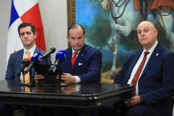 El canciller de la República Javier Martínez-Acha, acompañado de los viceministros de Exteriores Carlos Hoyos y Carlos Guevara Mann.