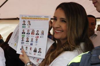 La senadora y candidata del Centro Democrático a la presidencia de Colombia, Paloma Valencia, muestra su papeleta este domingo en Bogotá (Colombia).