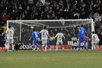 El guardameta del Real Madrid Andriy Lunin encaja el segundo gol del Albacete durante el partido de octavos de final de la Copa del Rey.