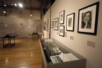 Más de 400 piezas, entre fotografías, libros, pinturas y objetos personales componen la exposición ‘Elena Poniatowska Amor. Archivo personal’ con la que el Museo del Estanquillo de la Ciudad de México busca homenajear a la escritora y periodista mexicana.