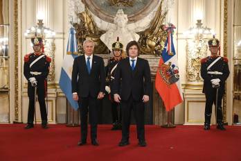 El presidente Javier Milei (d), posando junto al presidente de Chile, José Antonio Kast, durante una reunión este lunes, en Buenos Aires (Argentina).